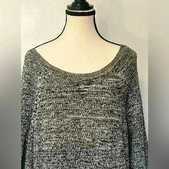 Lane Bryant Women’s Size 18/20 Crew neck sweater . Cute button design on back - Picture 8 of 10